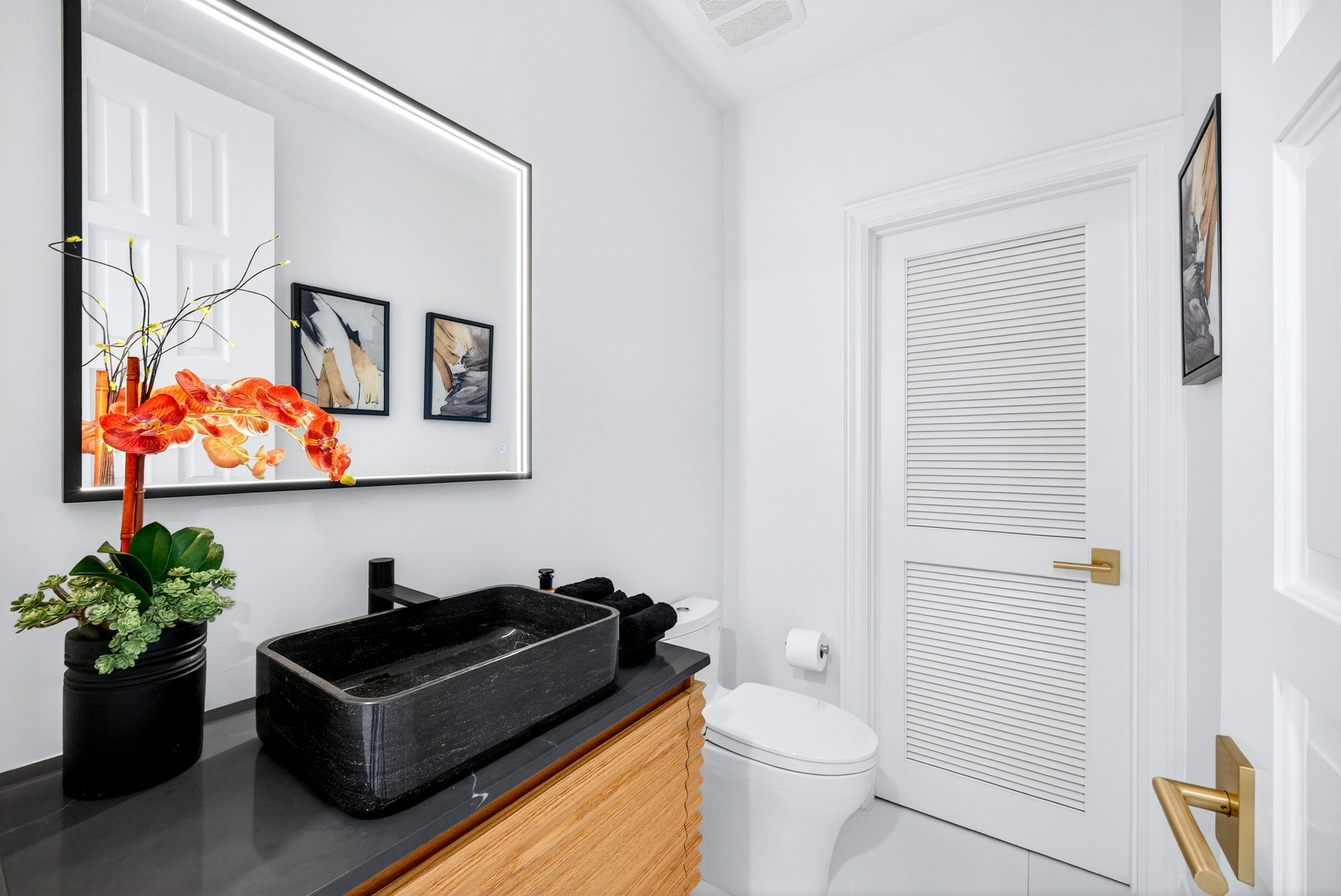 Powder bath with sculptural basin