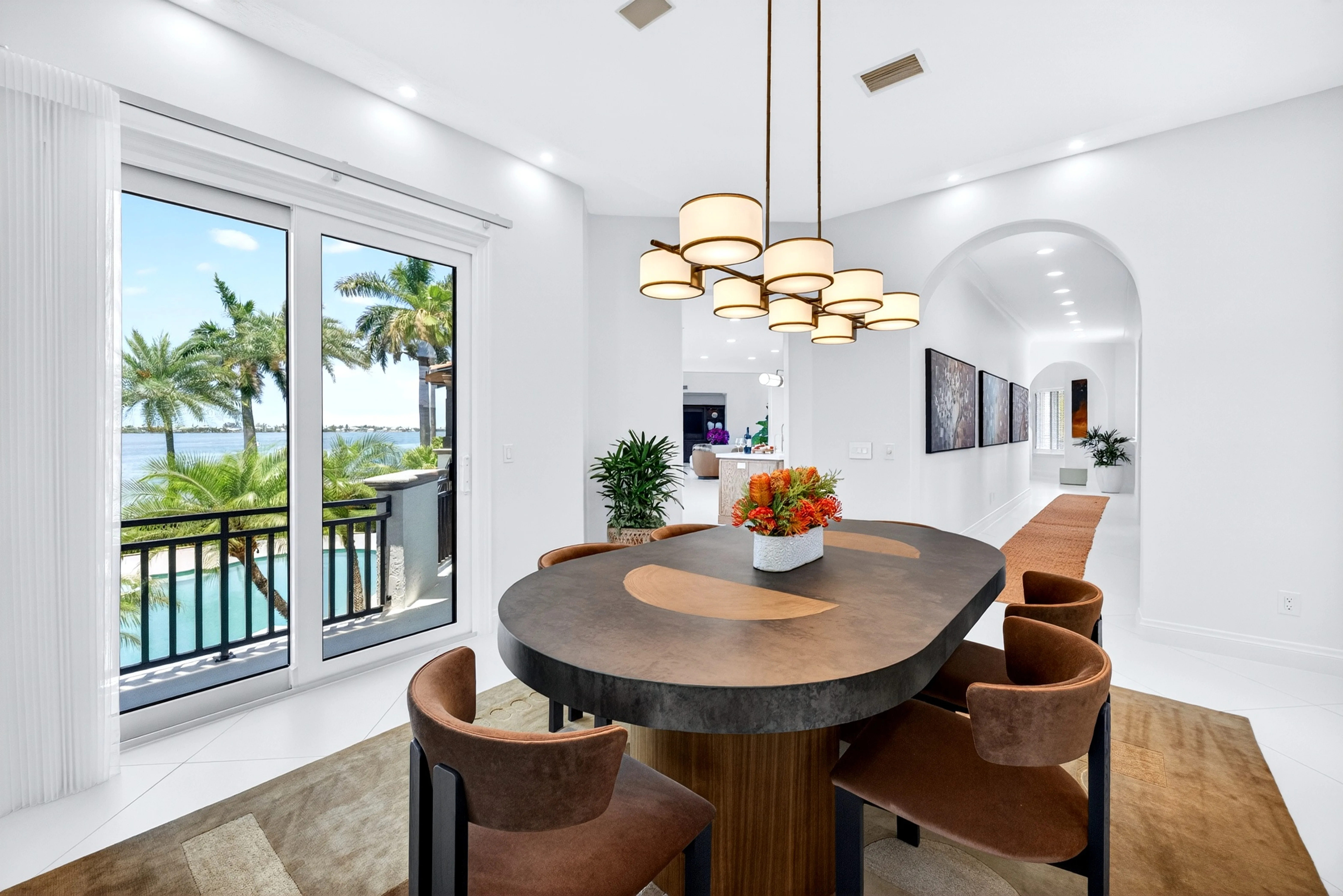 Casual dining with full-height sliders to the terrace